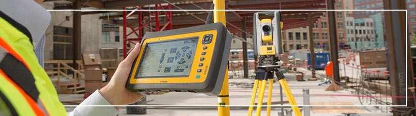 Equipamento de recepção geográfica na mão de um funcionário em uma obra.